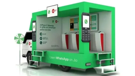 ஜியோ போனில் வாட்சப்பை பயன்படுத்த சொல்லி தரும் ஜியோ வண்டி