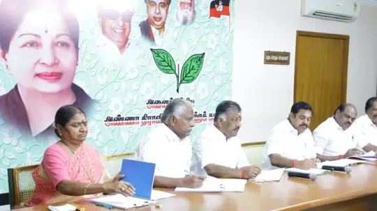 அதிமுக வரும் சட்டசபை தேர்தளுக்கு நான்கு அணிகளாக  பிரிக்கப்பட்டுள்ளது