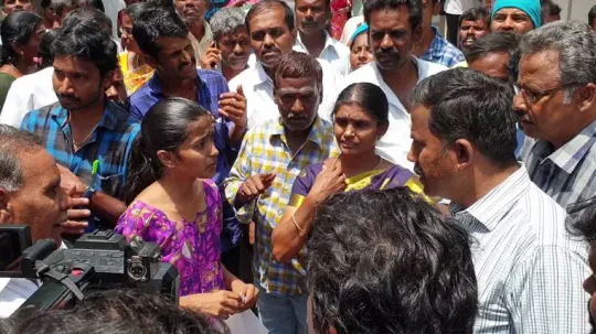 இரணட மணவரகளகக நட தரவ எழத உதவய சயதயளரகள மறறம கவலரகள