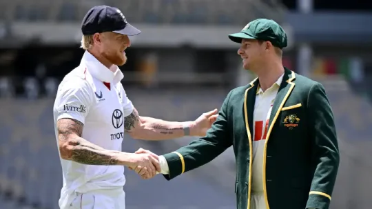 இங்கிலாந்து அணியின் பந்துவீச்சில் தடுமாறும் ஆஸ்திரேலியா