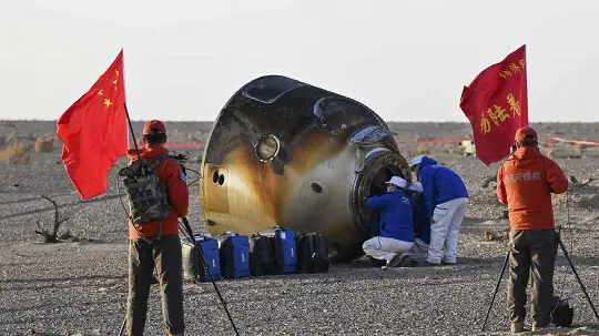சீன விண்வெளி வீரர்கள் பத்திரமாகத் திரும்பினர் (Xinhua/Li Zhipeng)