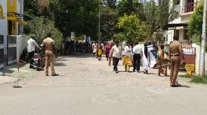  காலை ஏழு மணிமுதல் காவல் துறையினர் பள்ளி வளாகத்தில் பாதுகாப்பு பணியில் ஈடுபட்டுள்ளனர்